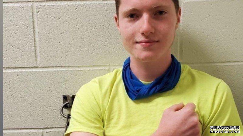 美国高中生因为想上学被逮捕：他坚决不上网课，违规出现在学校